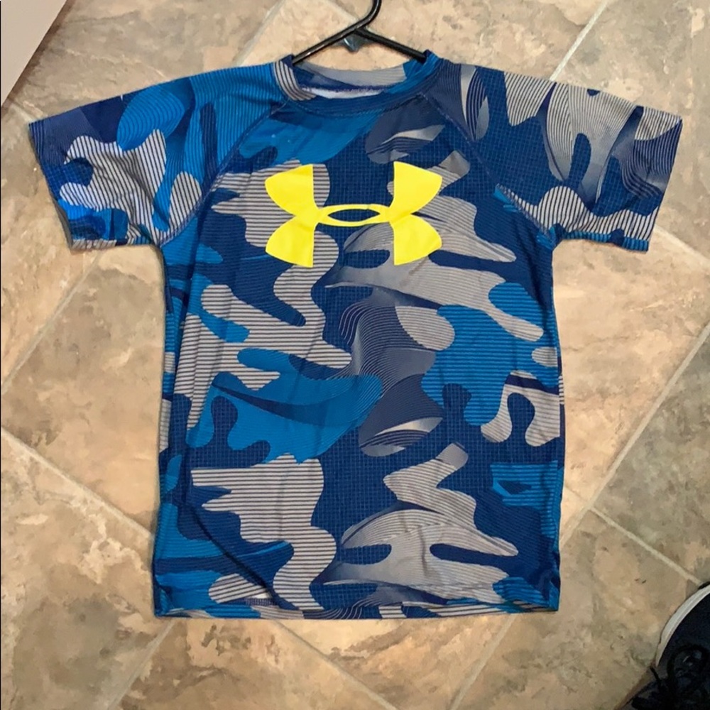 Youth small UA shirt